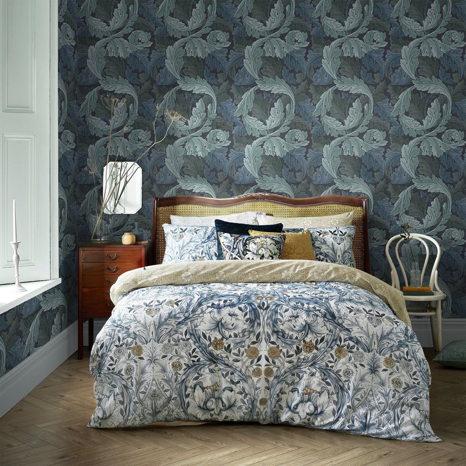 Acanthus Wallpaper - Blue - 124225 - William Morris AHWallpaper199