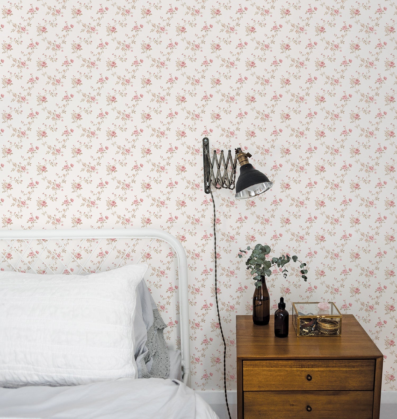 Miniatures 2 Small Roses Wallpaper - Pale Pink - Galerie - G67897Wallpaper199